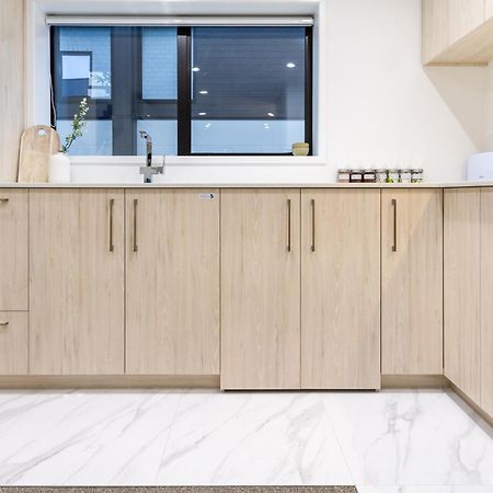 Апартаменты Urban Retreat: 2-Br Gem In Central Крайстчёрч Экстерьер фото